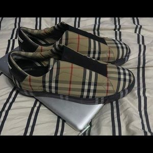 Burberry sneaks size 12